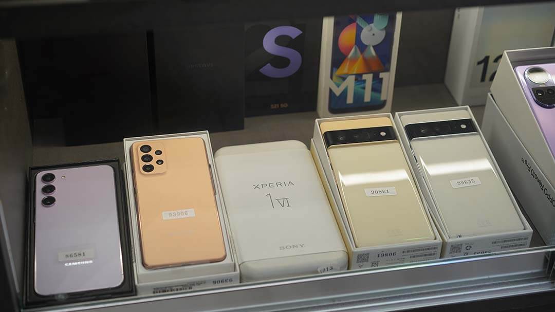 多款 Pixel 手機實機展示於櫥窗內,包含 Pixel 6、Pixel 7 系列與盒裝配件,供二手回收選購參考。