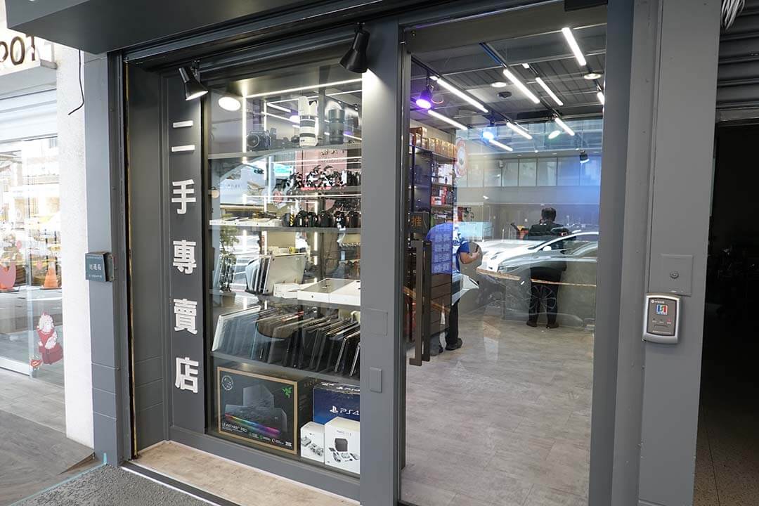 實拍門市展示櫥窗內多款二手 Chromebook 筆電，包含 ASUS、Acer、Lenovo 系列。