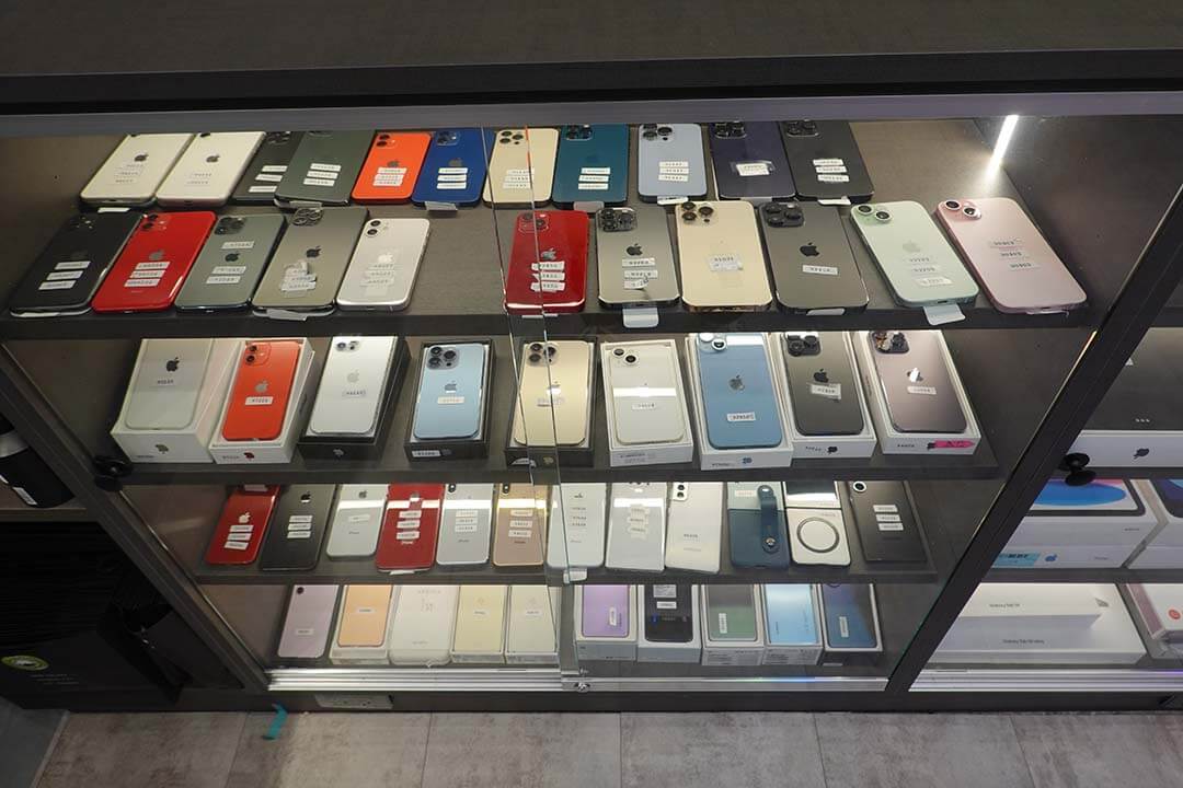 青蘋果3C 門市展示櫃|各型號二手 iPhone 現貨陳列